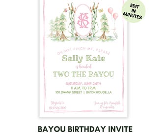 Może przedstawiać: Białe zaproszenie z różową obwódką zawiera akwarelowe ilustracje drzew, motyli i balonów. Tekst brzmi "Sally Kate is headed TWO THE BAYOU" ze szczegółami wydarzenia. Dolny tekst brzmi "BAYOU BIRTHDAY INVITE".