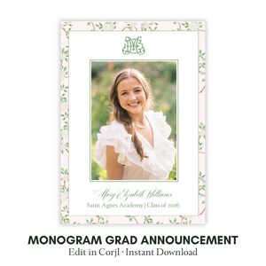 Op de afbeelding: Een afstudeeraankondiging met een foto van een lachende persoon in een witte top. De aankondiging heeft een bloemenrand en bevat de tekst "Mary Elizabeth Williams, Saint Agnes Academy | Class of 2026." De aankondiging zegt ook "MONOGRAM GRAD ANNOUNCEMENT" en "Edit in Corjl • Instant Download."