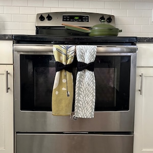 Black Towel StayPuts (set of 2):Kitchen Organization,Towel Holder,Keep towels on the rack,Hold towels in place,Clean Kitchen, keep towels up