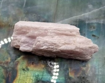 Ruwe Kunzite Steen