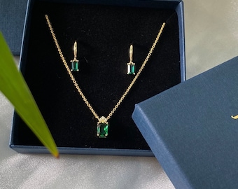 Emerald Green & Gold necklace and earrings