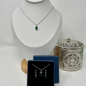 Emerald Green & silver necklace and earrings