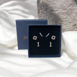Orecchini a cerchio in argento sterling e pietre di zirconia cubica trasparente. Mescola e abbina stili diversi. Tutti venduti in coppia