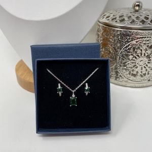 Emerald Green & silver necklace and earrings