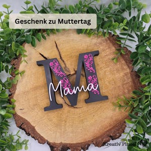 Może przedstawiać: Zestaw trzech ceramicznych kubk&oacute;w z nakrapianą, kremową glazurą. Każdy kubek ma inny, ręcznie malowany kwiatowy wz&oacute;r w odcieniach niebieskiego, zielonego i ż&oacute;łtego. Kubki mają prosty, nowoczesny kształt.