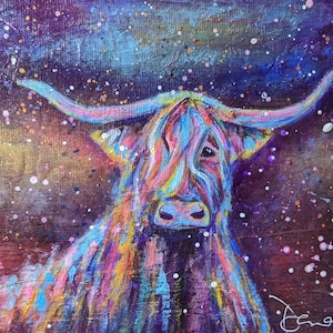 Puede incluir: Una pintura colorida de una vaca de las Tierras Altas con pelo largo y fluido sobre un fondo de noche estrellada. El pelaje de la vaca está pintado en tonos de rosa, azul, amarillo y verde, y el fondo es de un morado intenso con estrellas blancas y doradas.