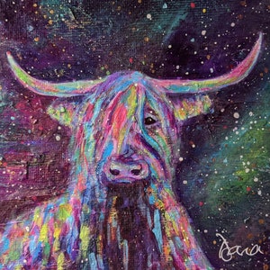 Puede incluir: Una pintura colorida de una vaca de las tierras altas con pelo largo y fluido sobre un fondo oscuro y estrellado. El pelaje de la vaca está pintado en tonos de rosa, morado, azul, verde y amarillo. El fondo es de un morado intenso con estrellas blancas y verdes.