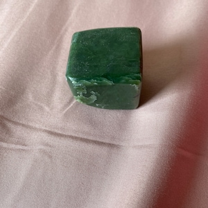 Green Jade Cube approx 3.5cm x 3.5cm x3.5cm