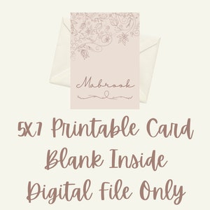 以下が含まれることがあります： フローラルデザインと筆記体の「Mabrook」という名前が入った5x7の印刷可能なカード。カードは薄いピンク色で、クリーム色の封筒が付いています。「Blank Inside」と「Digital File Only」という文字も表示されています。
