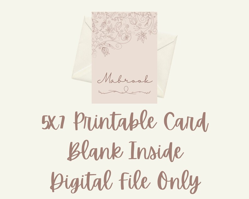 以下が含まれることがあります： フローラルデザインと筆記体の「Mabrook」という名前が入った5x7の印刷可能なカード。カードは薄いピンク色で、クリーム色の封筒が付いています。「Blank Inside」と「Digital File Only」という文字も表示されています。