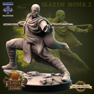 Puede incluir: Una miniatura de plástico gris de una figura de monje sosteniendo un bastón. La figura mide 34 mm de alto y se encuentra sobre una base de 25 mm. La figura se titula "Ikayen Monk 2" y pertenece a la colección "Temple of Time" de "Crazy Dwarf Miniatures".