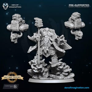 Könnte beinhalten: Eine graue Miniaturfigur eines Zwergs mit langem Bart, der einen Hammer hält und eine Rüstung trägt. Zwei zusätzliche mechanische Komponenten befinden sich auf beiden Seiten des Zwergs. Die Figur steht auf einem felsigen Sockel. Der Text auf dem Bild lautet "DEN OF IMAGINATION" und "CRAZY DWARF MINIATURES".