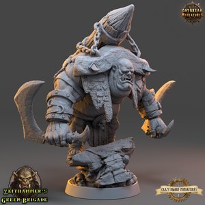 Könnte beinhalten: Eine graue, detaillierte Miniatur eines Ork-Kriegers, der zwei gebogene Klingen hält. Der Ork trägt einen Kettenhemd, einen Lederrock und einen großen, stacheligen Helm. Die Miniatur steht auf einem felsigen Sockel.