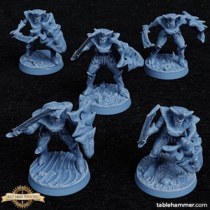 Puede incluir: Cinco figuras en miniatura de plástico azul de criaturas humanoides con dientes y garras afiladas, sosteniendo armas y escudos. Las figuras están de pie sobre bases redondas con superficies texturizadas.
