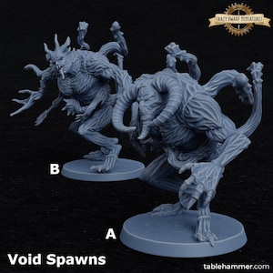 Könnte beinhalten: Zwei graue Void Spawn Miniaturen. Eine steht, die andere hockt. Beide haben detaillierte, strukturierte Haut, Hörner und Krallenhände. Der Text "Void Spawns" befindet sich am unteren Bildrand.