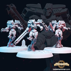 Könnte beinhalten: Drei graue Plastik-Miniaturfiguren von humanoiden Robotern mit Waffen und Schilden. Die Figuren stehen auf runden Sockeln. Die Figuren sind Teil eines Sets von Miniaturen für ein Tabletop-Spiel.