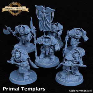 Peut inclure: Plusieurs figurines miniatures bleu clair de Primal Templars, chacune dans une pose dynamique et tenant des armes. Les figurines sont sur une base carrée avec un motif texturé. Le logo Crazy Dwarf Miniatures est visible.