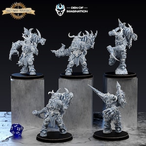 Könnte beinhalten: Fünf graue, detaillierte Miniaturfiguren von dämonischen Kreaturen mit Hörnern, Krallen und Waffen. Die Figuren sind in verschiedenen Action-Posen aufgestellt und stehen auf kleinen, grauen Sockeln. Die Figuren sind mit "Crazy Dwarf Miniatures" und "Den of Imagination" beschriftet.