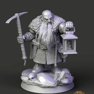 Op de afbeelding: Een grijs 3D-geprint miniatuur van een dwerg die een pickaxe en een lantaarn vasthoudt. De dwerg draagt ​​een bont gevoerde mantel en heeft een lange baard. Het miniatuur staat op een rotsachtige basis met een schedel en kristallen.