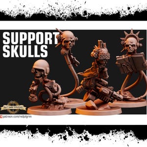 Può includere: Un gruppo di miniature di teschi marroni con vari accessori, tra cui elmetti e occhiali, sono esposte su uno sfondo scuro. Il testo "SUPPORT SKULLS" è ben visibile. Le miniature sono su basi circolari.