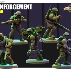Puede incluir: Figuras en miniatura de un "Reinforcement Squad" con uniforme militar. Las figuras están en poses dinámicas, portando armas y equipo. La paleta de colores es principalmente verde oliva y beige, sobre un fondo morado oscuro.