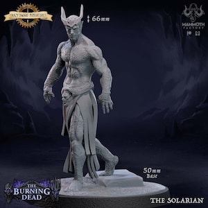 Może przedstawiać: Szara, szczegółowa miniatura figurki przedstawiająca postać humanoidalną z rogami, wzorzystym przewiązaniem biodrowym i misternymi detalami. Figurka stoi na podstawie o wymiarach 50 mm i ma 66 mm wysokości. Miniatura jest oznaczona jako "The Solarian" i jest częścią kolekcji "The Burning Dead".
