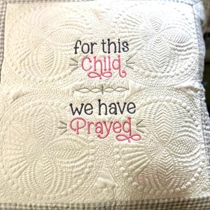 Geborduurde babyquilt of kussen: "For This Child We Have Prayed" - erfstuk