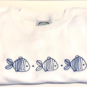 Shirt geborduurd vistrio: gepersonaliseerd T-shirt met monogram