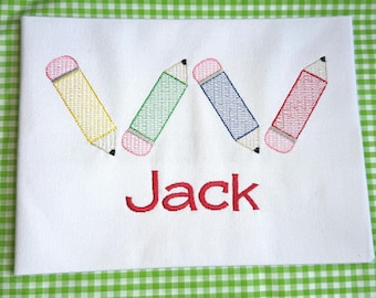Jungen oder Mädchen besticktes Zurück in die Schule Bleistift-Shirt: Personalisiertes Monogramm