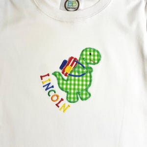Jungen Back to School Shirt / Dinosaurier mit Rucksack-Stickerei / Monogramm Shirt für Jungen / Zurück zu Schule Dino-Shirt