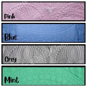 Op de afbeelding: Vier stofstalen in verschillende kleuren: roze, blauw, grijs en mint. Elk staal heeft een gestikt patroon met een paisley-ontwerp.