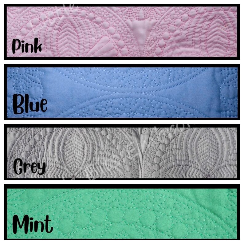 Op de afbeelding: Vier stofstalen in verschillende kleuren: roze, blauw, grijs en mint. Elk staal heeft een gestikt patroon met een paisley-ontwerp.