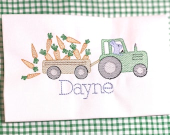 Paasshirt jongens: geborduurde tractor met wortelen, gepersonaliseerde paasoutfit