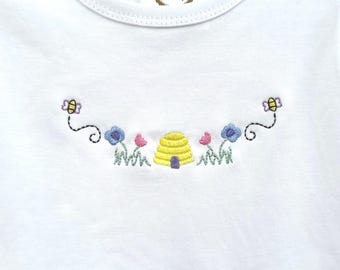Besticktes Bienenstock-Shirt für Mädchen: Benutzerdefiniertes Monogramm-Frühlings-Top