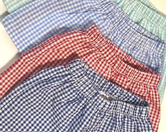 Pantalones cortos de verano de cuadros vichy para niños: opción con monograma