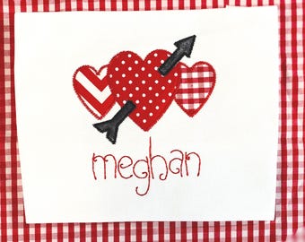 Maglietta ricamata per San Valentino da bambina: cuori applicati, personalizzata