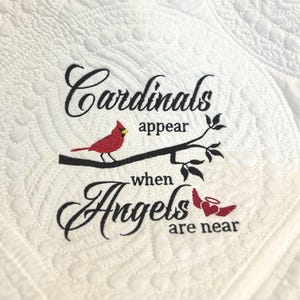 Geborduurde kardinaal-quilt: gepersonaliseerd herdenkingscadeau