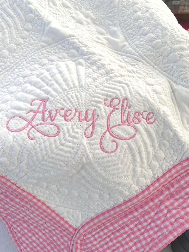 Op maat geborduurde babyquilt: 100% katoenen erfgoedcadeau afbeelding 1
