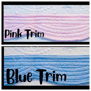 Op de afbeelding: Close-up van twee stofstalen met verschillende gekleurde trim. De bovenste staal heeft roze trim en de onderste staal heeft blauwe trim. De tekst "Pink Trim" en "Blue Trim" staat onder elk staal.