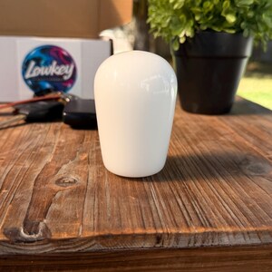 マニュアルトランスミッション用、手作りのゴーストホワイトシフトノブ。ネジ変換アダプターもご用意しております。