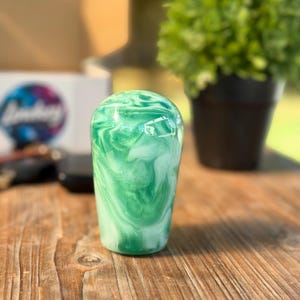 マニュアルトランスミッション用、手作りの毒々しいミントパールシフトノブ。ネジ変換アダプターもご用意しております。