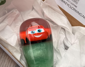 Perilla de cambio de marchas Lightning McQueen hecha a mano para transmisión manual, adaptadores de rosca disponibles.