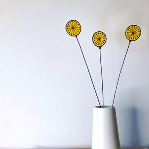 Relógio de vitral com flor dente-de-leão amarelo