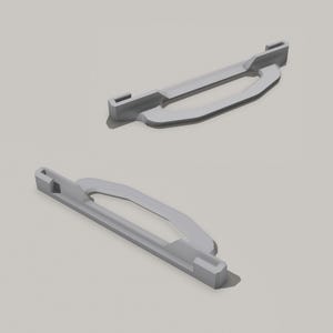 Op de afbeelding: Twee lichtgrijze, 3D-gerenderde handgrepen. Elke handgreep heeft een rechthoekige basis met een gebogen, open midden en rechthoekige uiteinden. De handgrepen zijn in verschillende hoeken geplaatst tegen een lichtgrijze achtergrond.