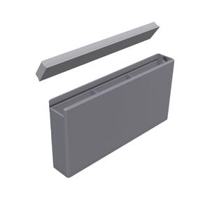 Pode incluir: Um recipiente de armazenamento retangular cinza com uma tampa removível correspondente posicionada acima. O recipiente apresenta um interior oco com dois divisores internos, criando três compartimentos distintos para armazenamento.