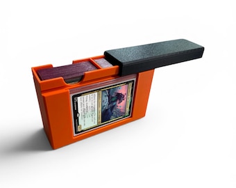 Könnte beinhalten: Eine orangefarbene Kunststoff-Deckbox mit schwarzem Schiebedeckel zur Aufbewahrung von Sammelkarten. Die Vorderseite verfügt über ein Sichtfenster, in dem eine Magic: The Gathering-Karte mit dem Titel 'Witherbloom, the Rotflower' zu sehen ist.