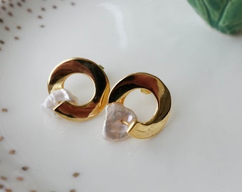 Twisted Pearl Hoop Earring, Jewelry, shiny Earring, gold curved Earrings