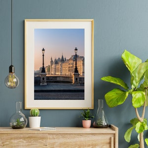 Fotografia stampata in edizione limitata su carta fine art della Conciergerie de Paris e Pont-neuf - diversi formati disponibili