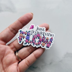 Pegatina con frase "Go With The Flow", pegatinas de flores inspiradoras, pegatina floral de atención plena, diario motivacional, planificador diario, calcomanía para computadora portátil