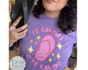 Te Calmas o Te Calmo: Camiseta divertida con refrán español